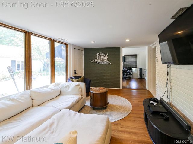 657 Hawthorne Road, Grosse Pointe Woods, MI 48236