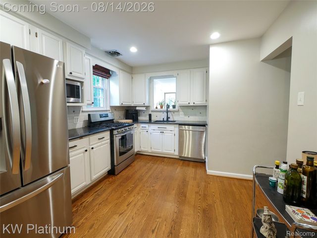 657 Hawthorne Road, Grosse Pointe Woods, MI 48236