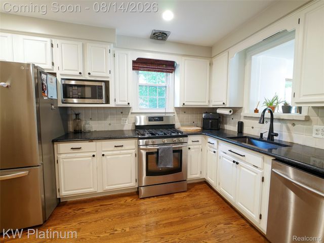 657 Hawthorne Road, Grosse Pointe Woods, MI 48236