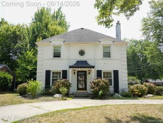 657 Hawthorne Road, Grosse Pointe Woods, MI 48236