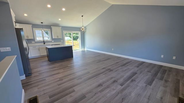 12 Willow St, Chicopee, MA 01020