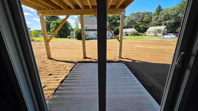 12 Willow St, Chicopee, MA 01020