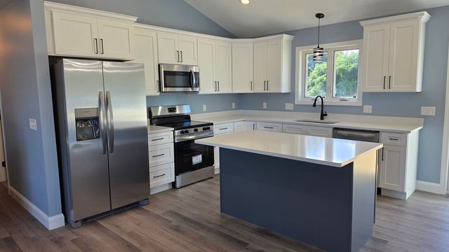12 Willow St, Chicopee, MA 01020