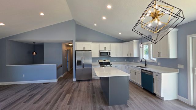 12 Willow St, Chicopee, MA 01020
