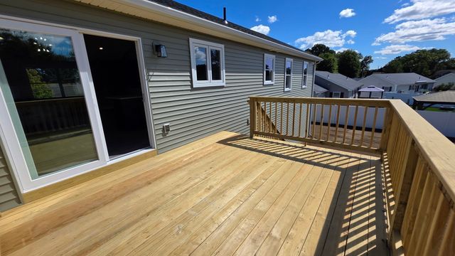 12 Willow St, Chicopee, MA 01020