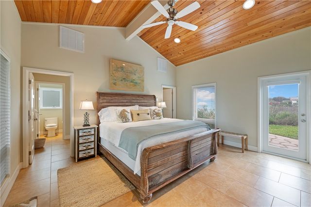 230 12th St S, Port Aransas, TX 78373