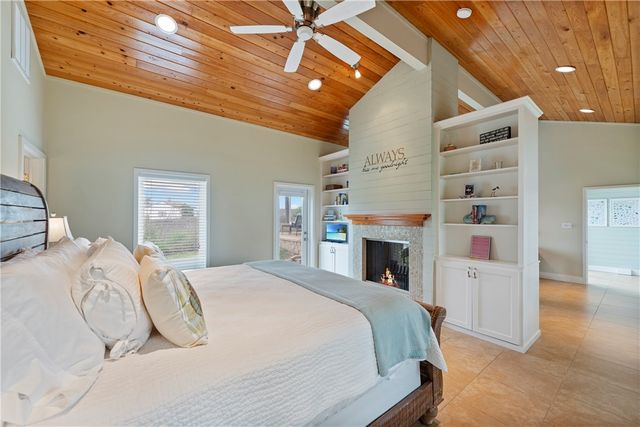 230 12th St S, Port Aransas, TX 78373