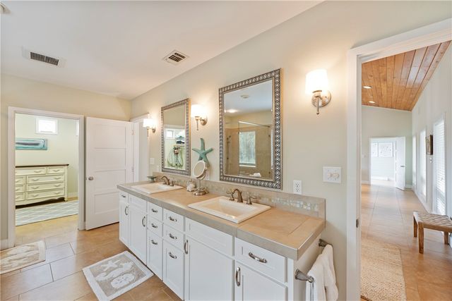 230 12th St S, Port Aransas, TX 78373