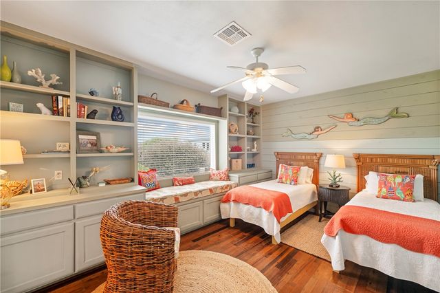 230 12th St S, Port Aransas, TX 78373