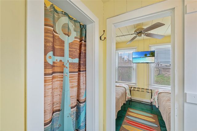 230 12th St S, Port Aransas, TX 78373