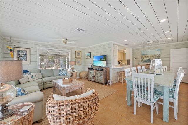 230 12th St S, Port Aransas, TX 78373