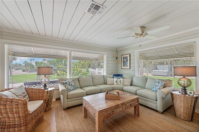 230 12th St S, Port Aransas, TX 78373