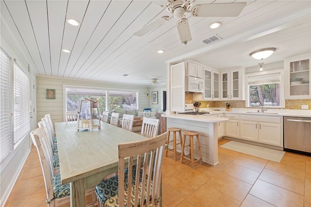 230 12th St S, Port Aransas, TX 78373