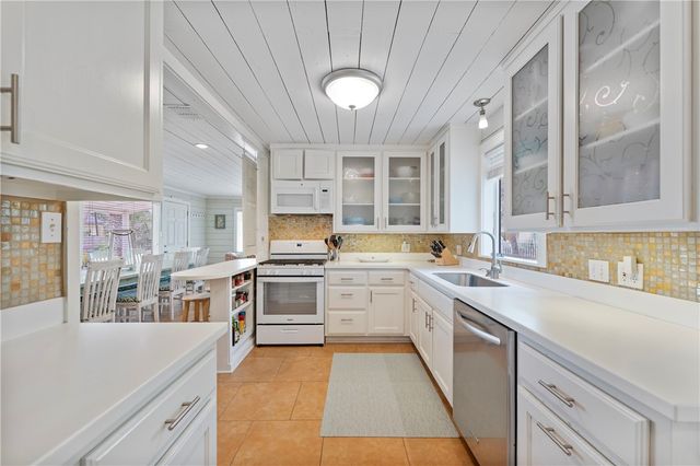 230 12th St S, Port Aransas, TX 78373