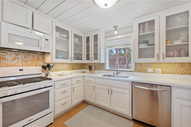 230 12th St S, Port Aransas, TX 78373