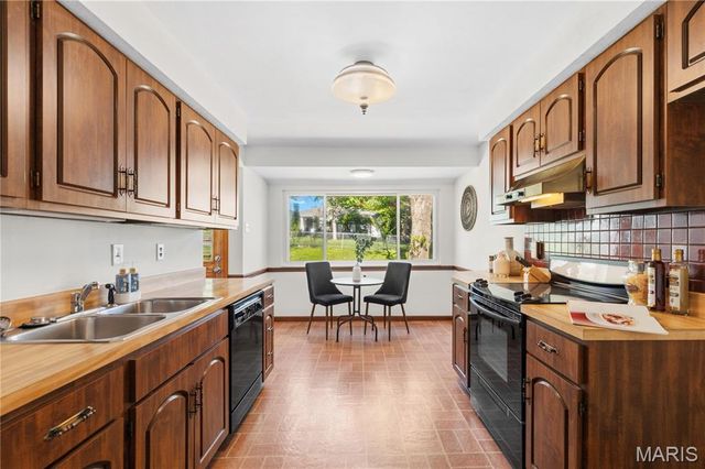 8718 Glenwood Drive, Crestwood, MO 63126