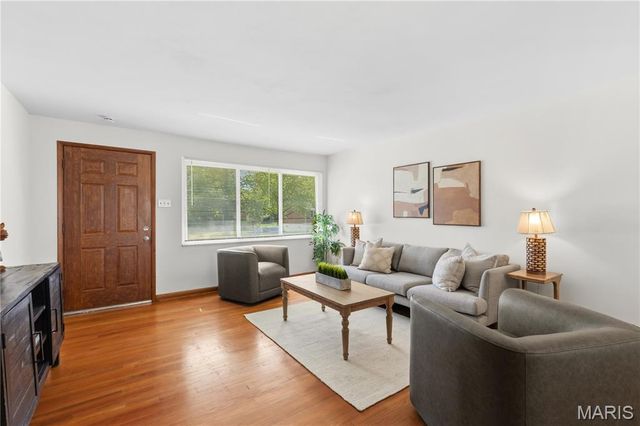 8718 Glenwood Drive, Crestwood, MO 63126