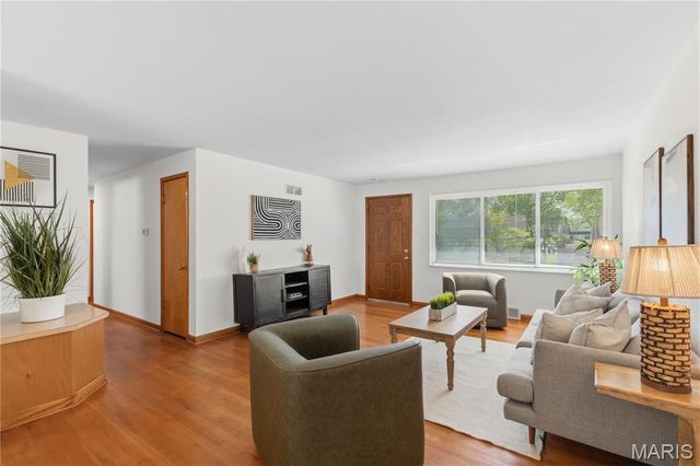 8718 Glenwood Drive, Crestwood, MO 63126