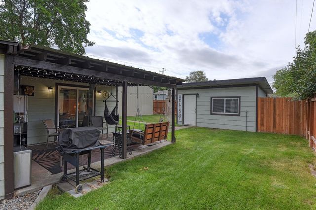 3302 N Vista Rd, Millwood, WA 99212