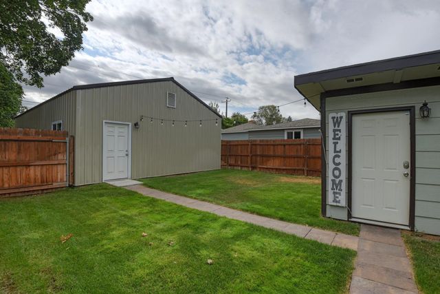 3302 N Vista Rd, Millwood, WA 99212