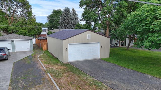 3302 N Vista Rd, Millwood, WA 99212