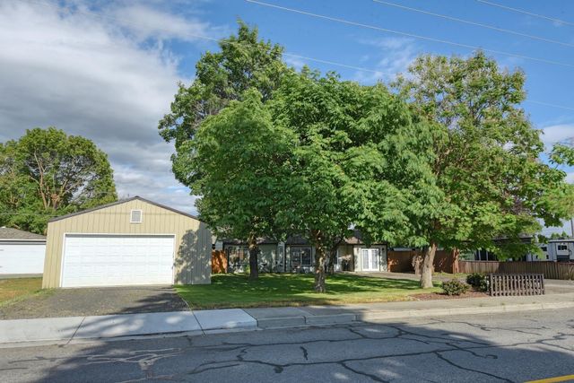 3302 N Vista Rd, Millwood, WA 99212