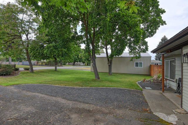 3302 N Vista Rd, Millwood, WA 99212