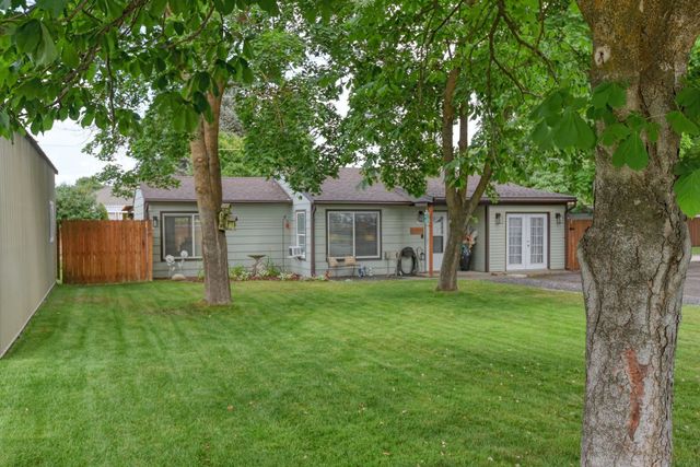 3302 N Vista Rd, Millwood, WA 99212