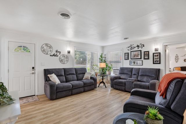 3302 N Vista Rd, Millwood, WA 99212