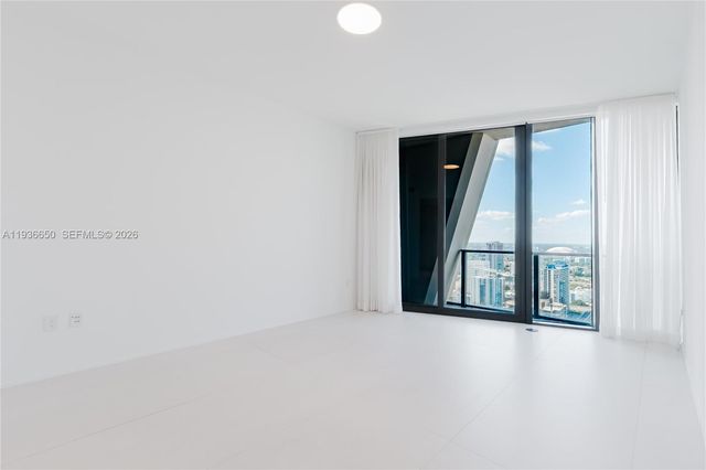 1000 Biscayne Blvd 3802, Miami, FL 33132