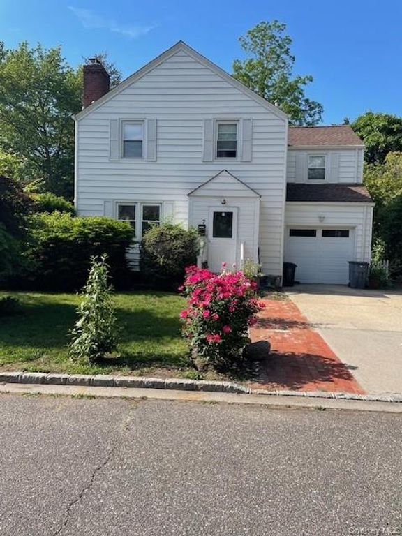 7 Appletree Lane, Great Neck, NY 11023