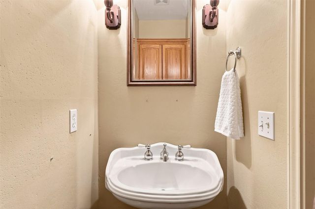 110 Dog Leg ST, Meadowlakes, TX 78654