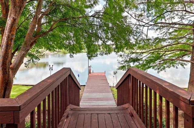 110 Dog Leg ST, Meadowlakes, TX 78654