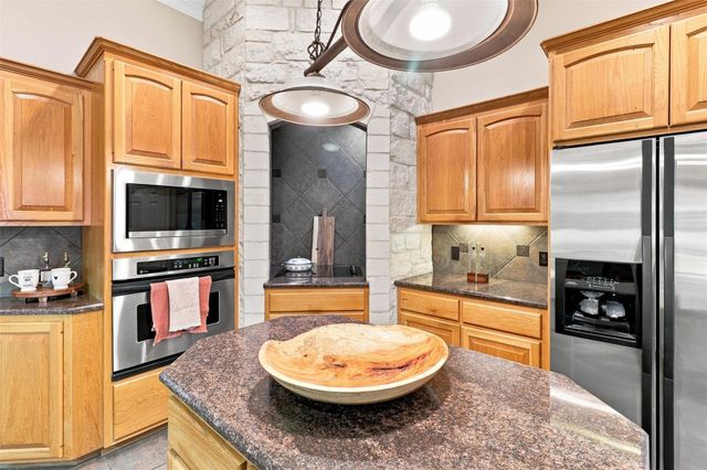110 Dog Leg ST, Meadowlakes, TX 78654