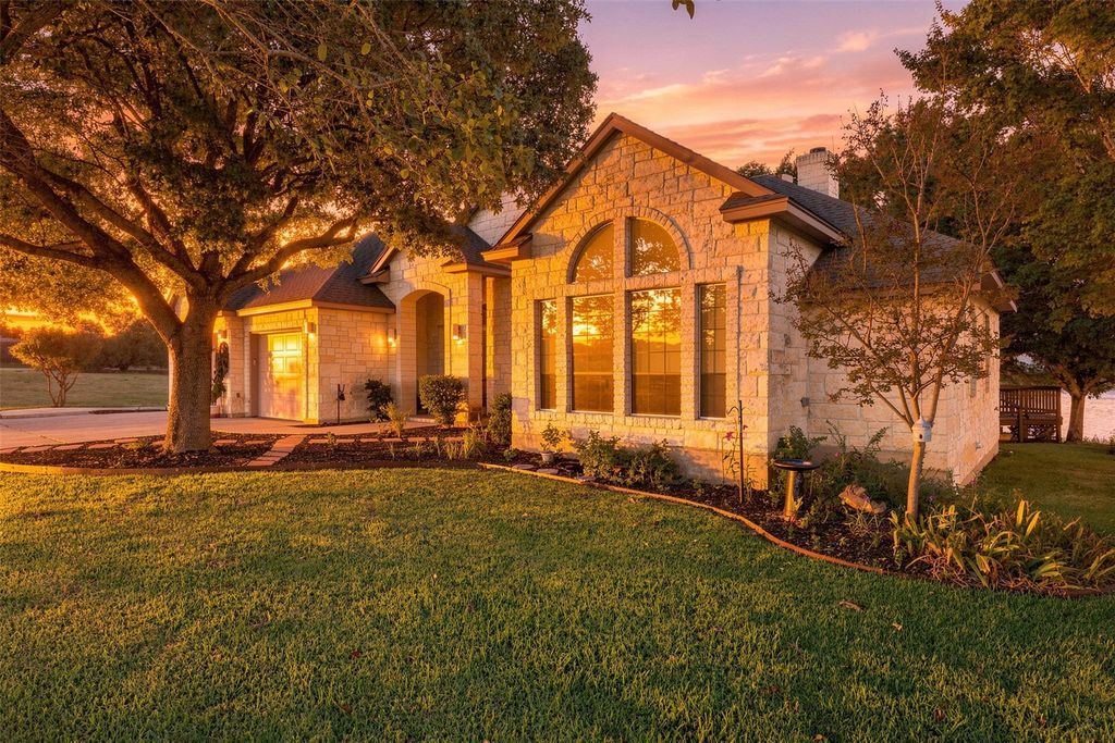 110 Dog Leg ST, Meadowlakes, TX 78654