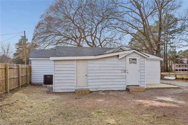 1993 Mark Pine RD, Hayes, VA 23072