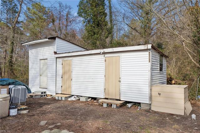 1993 Mark Pine RD, Hayes, VA 23072