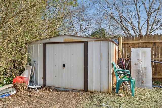 1993 Mark Pine RD, Hayes, VA 23072