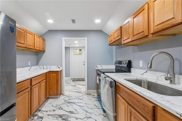 1993 Mark Pine RD, Hayes, VA 23072