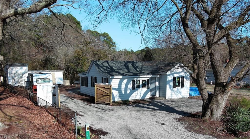 1993 Mark Pine RD, Hayes, VA 23072