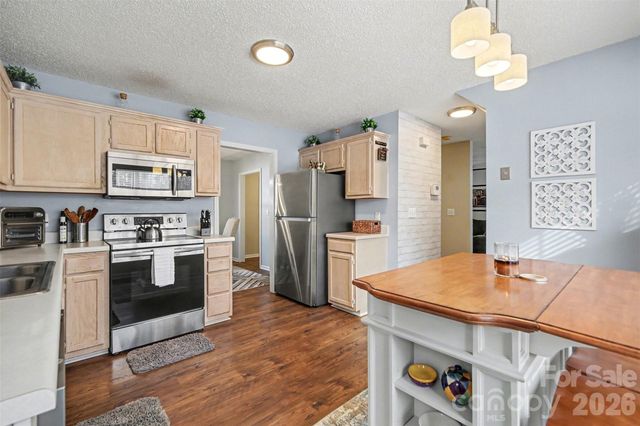 6323 Pine Hollow Drive, Charlotte, NC 28212