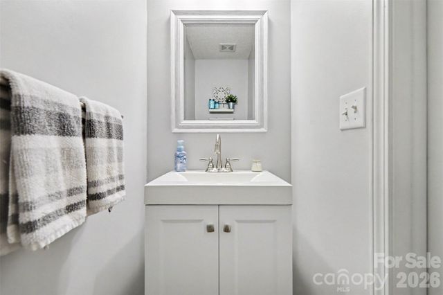 6323 Pine Hollow Drive, Charlotte, NC 28212