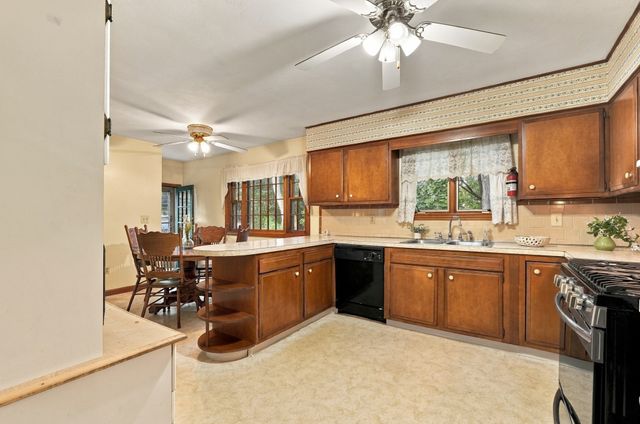 6 Lincoln Dr, Fairhaven, MA 02719