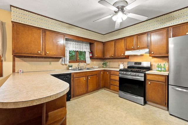 6 Lincoln Dr, Fairhaven, MA 02719