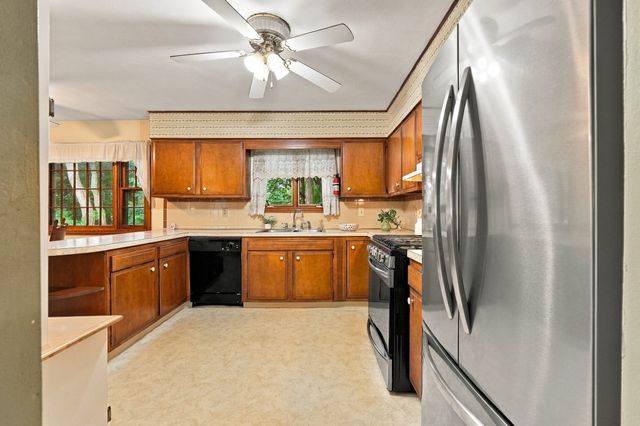 6 Lincoln Dr, Fairhaven, MA 02719