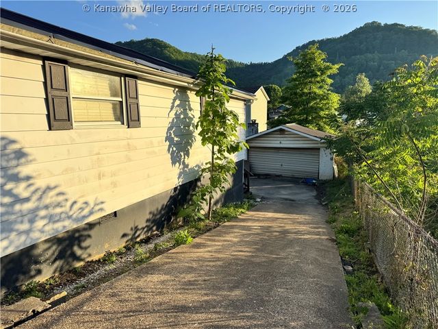 316 Nancy Avenue, Belle, WV 25015