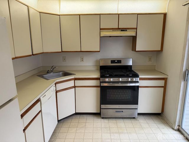 358 Hadleigh Lane, North Brunswick, NJ 08902