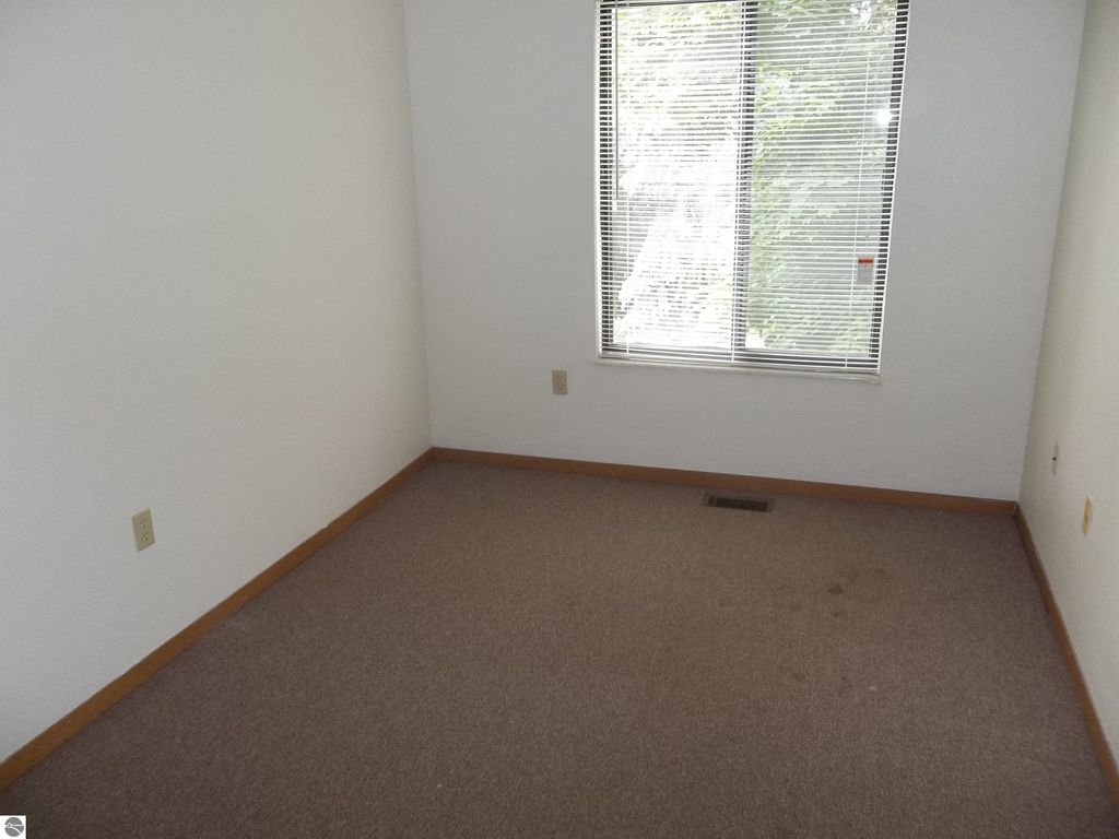 Image 10 of property listing at 1825 A8 S Crawford Road # A8, Mt Pleasant, MI 48858