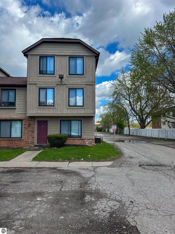 Image 3 of property listing at 1825 A8 S Crawford Road # A8, Mt Pleasant, MI 48858