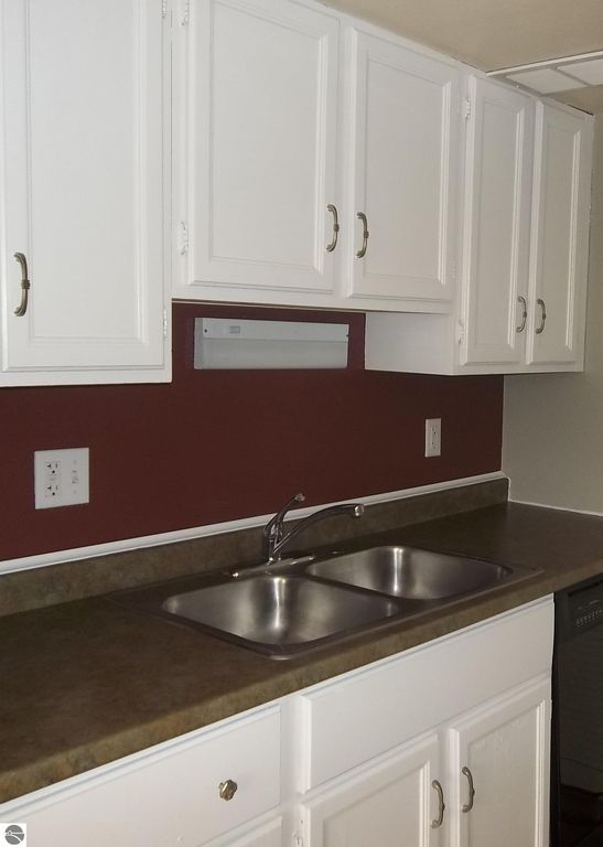 Image 6 of property listing at 1825 A8 S Crawford Road # A8, Mt Pleasant, MI 48858